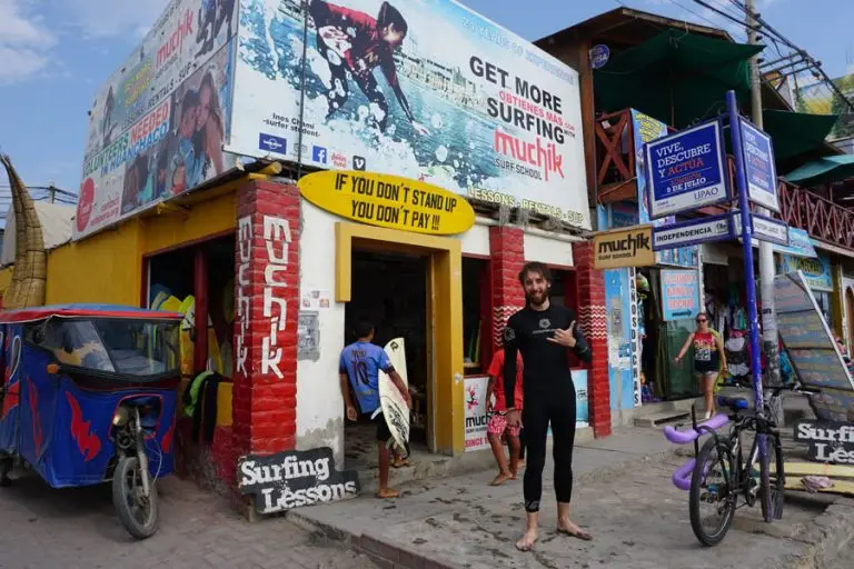 Surf en Huanchaco, Perú.